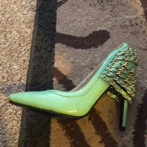 Size 7 heel with gold chains attached